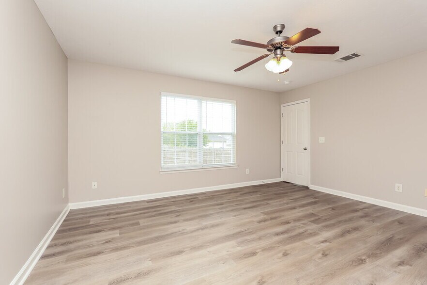 Building Photo - 329 Sarna Dr