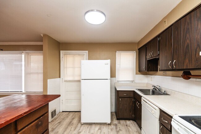 Building Photo - Charming & Spacious Home in Bellefontaine Neighbors – Move-In Ready!