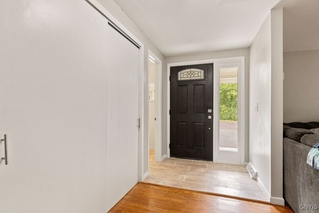 Building Photo - 117 Treeland Cir