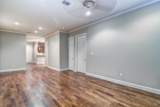 Building Photo - 2800 Sandage Ave