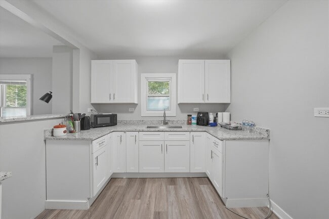 Building Photo - 1235 River Dr