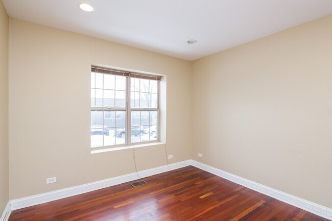 Building Photo - 1714 W Farwell Ave