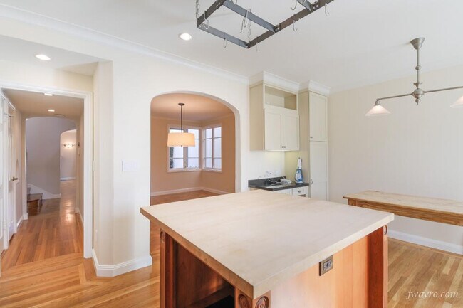 Building Photo - 348 Stratford Dr