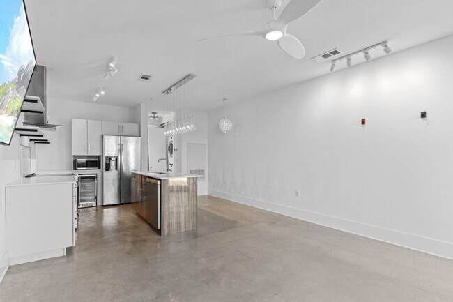 Building Photo - 510 All Saints St