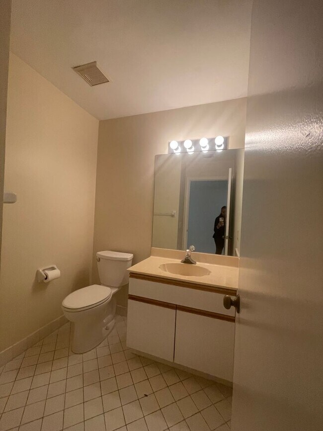 Building Photo - Spacious 3Bed/2.5Bath/Garage Home in Via V...