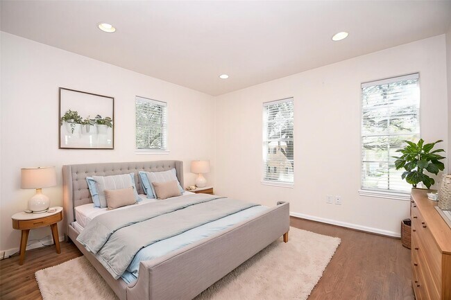 Building Photo - 13240 Trail Hollow Dr