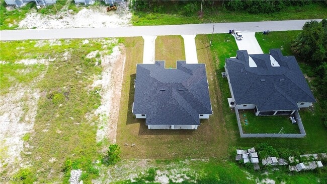 Building Photo - 871 Duplex St E