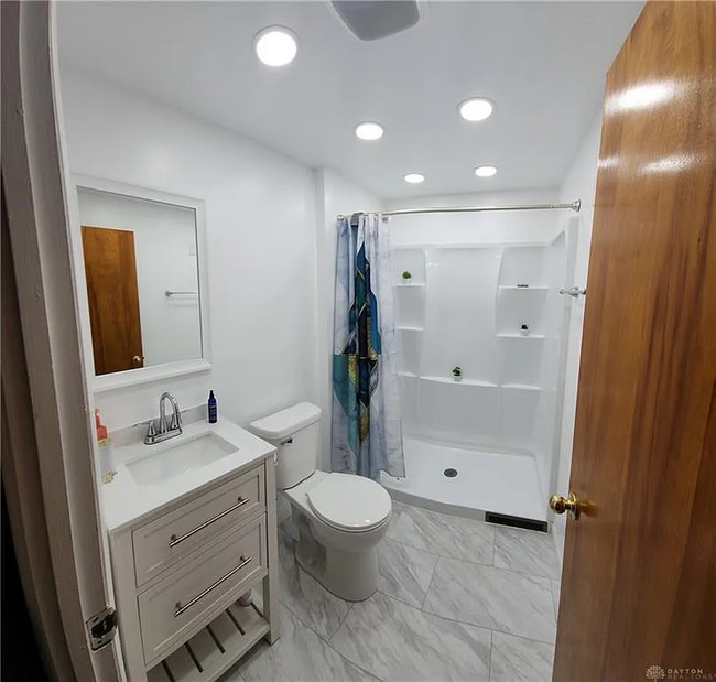 Newly Remodeled Master Bathroom. Bluetooth Speaker/bathroom vent. Night light under water faucet. - 5377 Flotron Dr
