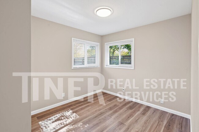 Building Photo - Tahoe Park 2 Bedroom Duplex