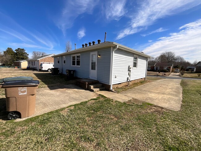 Building Photo - 3 BR Ranch with spacious yard in Greensboro!