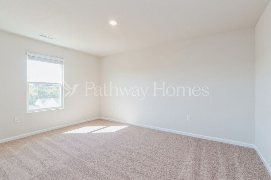 Building Photo - 102 N Sina St