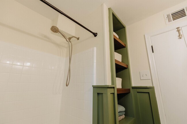 Building Photo - 4960 Hummingbird Ln