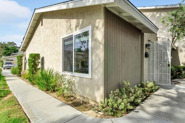 Primary Photo - Nice two bedroom/one bath townhome in UTC....