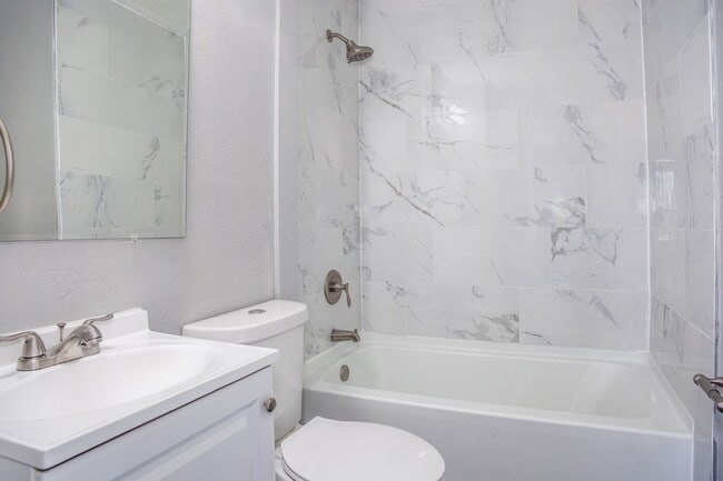 Building Photo - SEE IT NOW: Adorable 2-Bed Home with Bright Interiors in Independence!