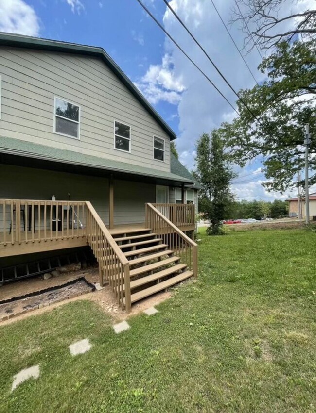 Building Photo - This 3 Bedroom Basement Duplex in Ozark is...