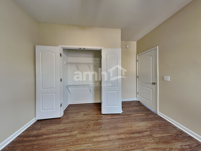 Building Photo - 4002 Greentree Ct