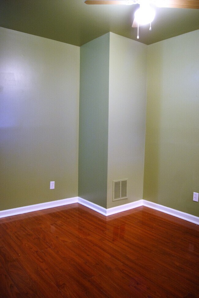 Building Photo - Charming 3 Bedroom/ 1 Bathroom Townhome in East Baltimore, MD!
