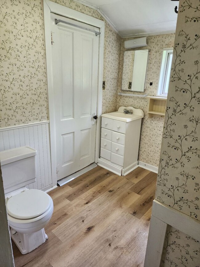 Building Photo - Charming Farm Cottage in Chatham, IL!