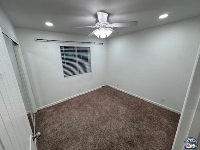 Building Photo - 839 W Orange Ave