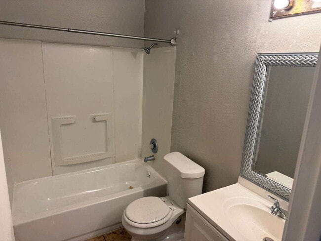 Building Photo - Two Bedroom/Two Bathroom Duplex Between Ki...