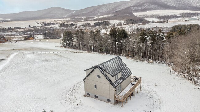 Building Photo - Luxury 5-Bedroom Retreat on 6.5 Acres — Furnished or Unfurnished — Flexible Lease