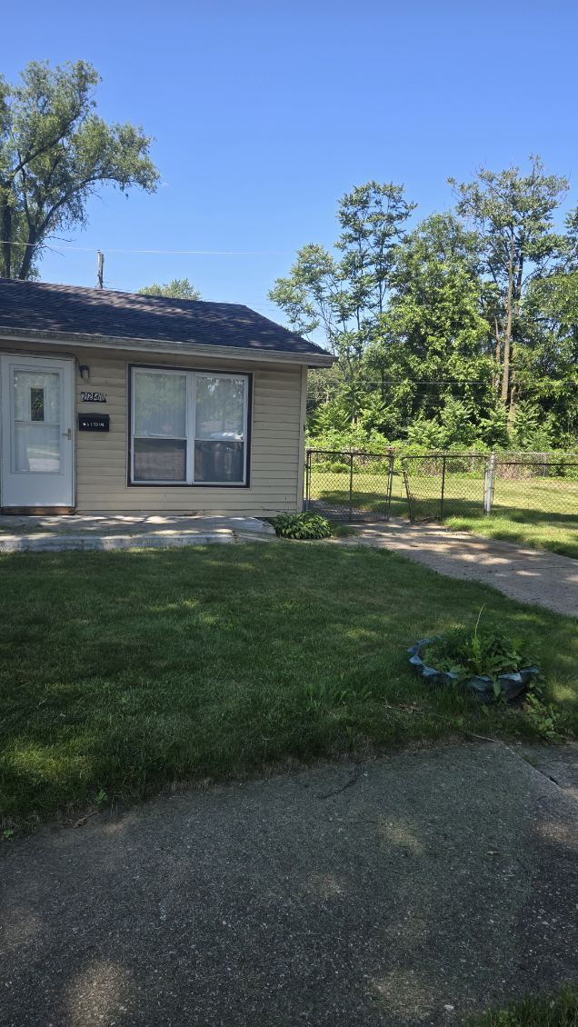 Building Photo - Beautiful home with fenced in backyard