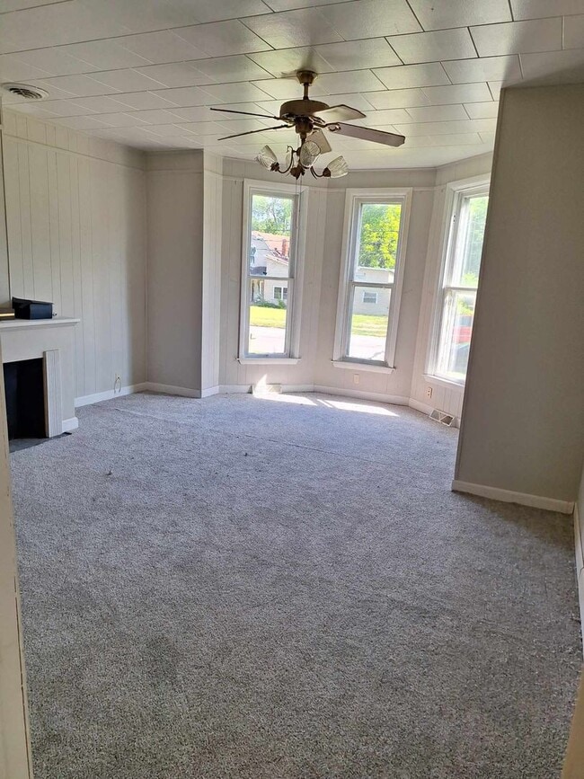 Building Photo - Beautiful Sidney Home