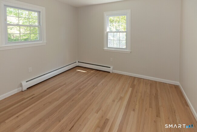 Building Photo - 10 Meadow Ln
