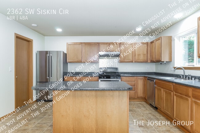 Building Photo - 2362 SW Siskin Cir