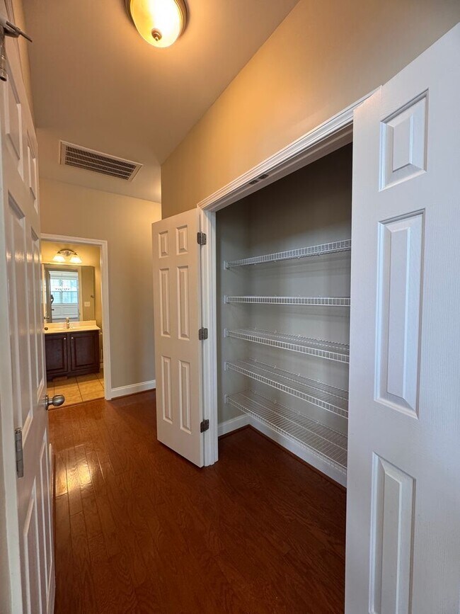 Building Photo - Stunning 5 Bedroom 4 Bath Home with 3 Car ...