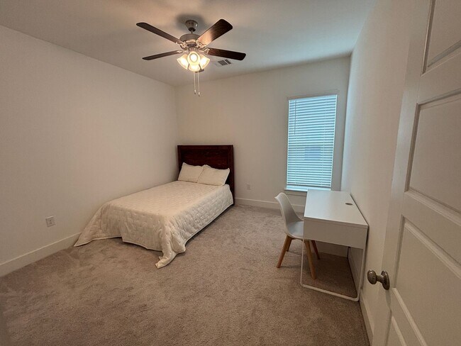 Building Photo - 1117 Briar Gate