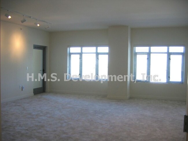 Building Photo - $3095 - 2 Bd/2 Ba Executive Condo in Beaut...