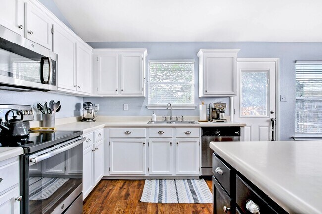 Building Photo - Stunning Open-Concept Home with Modern Amenities and Prime Location