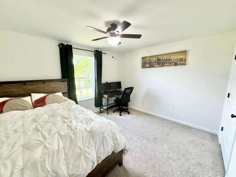 Spacious room with a closet - 2321 Farrand Dr