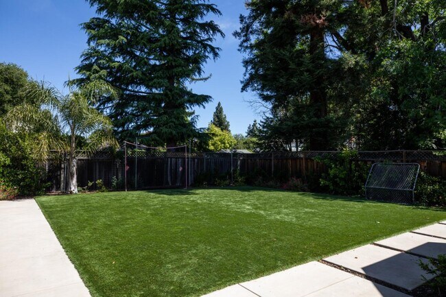 Building Photo - 955 Stanley Ave