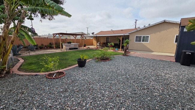 Building Photo - Spacious 3 bed 1 bath with a large backyard!