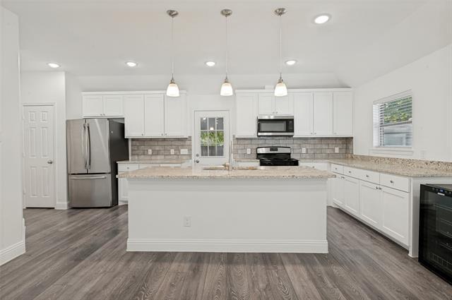 Building Photo - 527 Ravenwood Dr