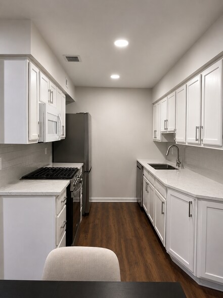 Building Photo - 1611 N Windsor Dr