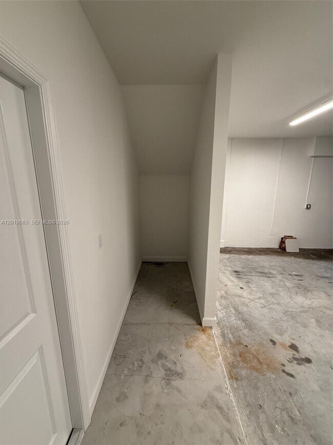 Building Photo - 4957 Oakmont Dr