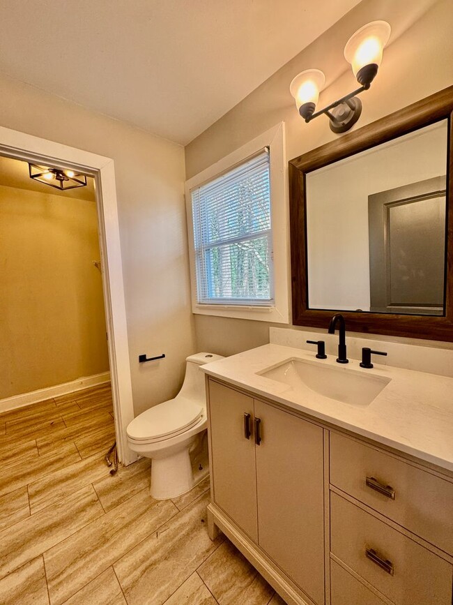 Building Photo - Awesome in Atlanta - 4 Bedrooms