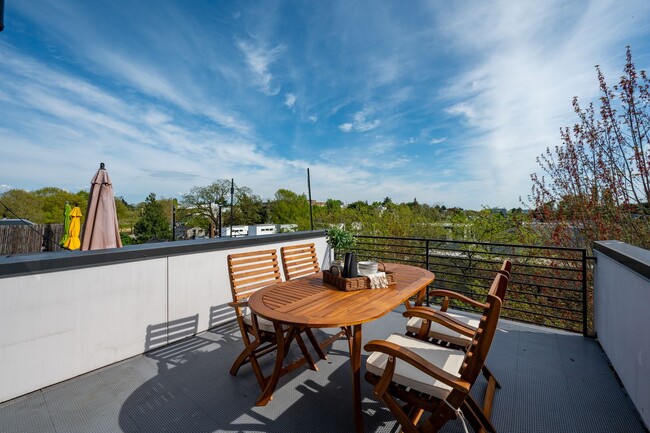 Building Photo - Modern 2BR End-Unit Townhome with Two Rooftop Decks