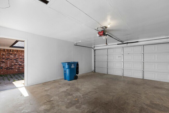 Building Photo - Charming 3-Bedroom, 3-Bathroom Home with S...