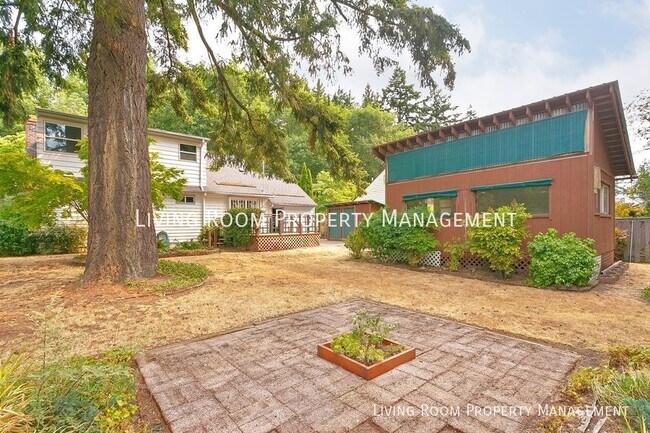 Charming Cape Cod with Private Yard and Se... - 8822 NE Hancock St ...