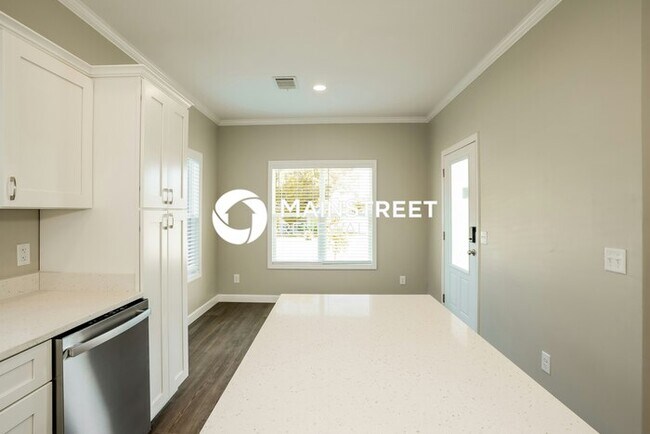 Building Photo - 3 Bedroom Pet-Friendly Home in St. Petersburg, FL with Main Street Renewal