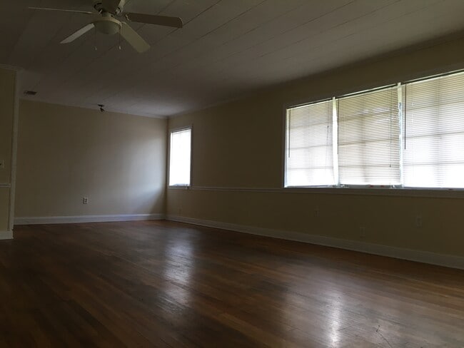 Building Photo - 300 Catherine Ave