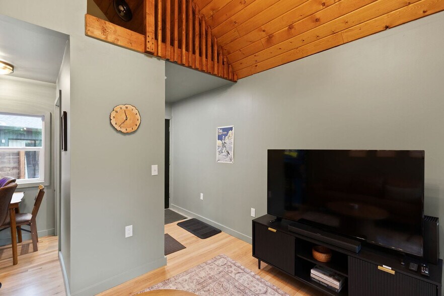 Building Photo - 65377 E Sandy River Ln