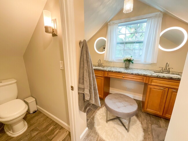 Building Photo - 860 13th Ave S