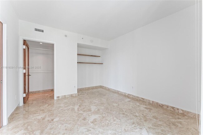 Building Photo - 1331 Brickell Bay Dr