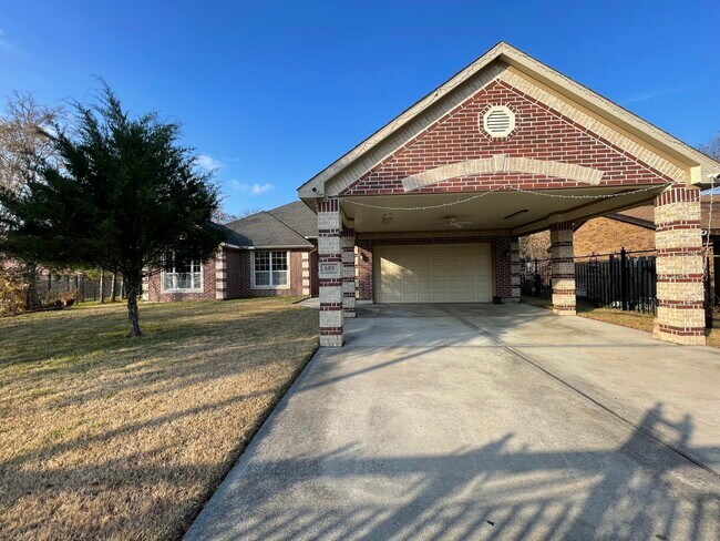 Beautiful one-story house with remote-controlled security gates - 600 River Bend Dr