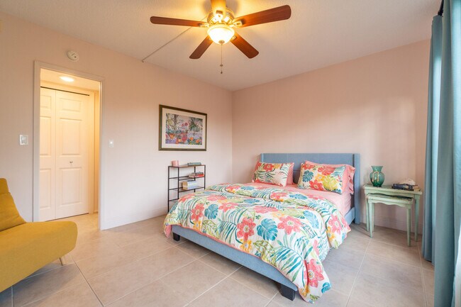 Building Photo - 3200 N Palm Aire Dr